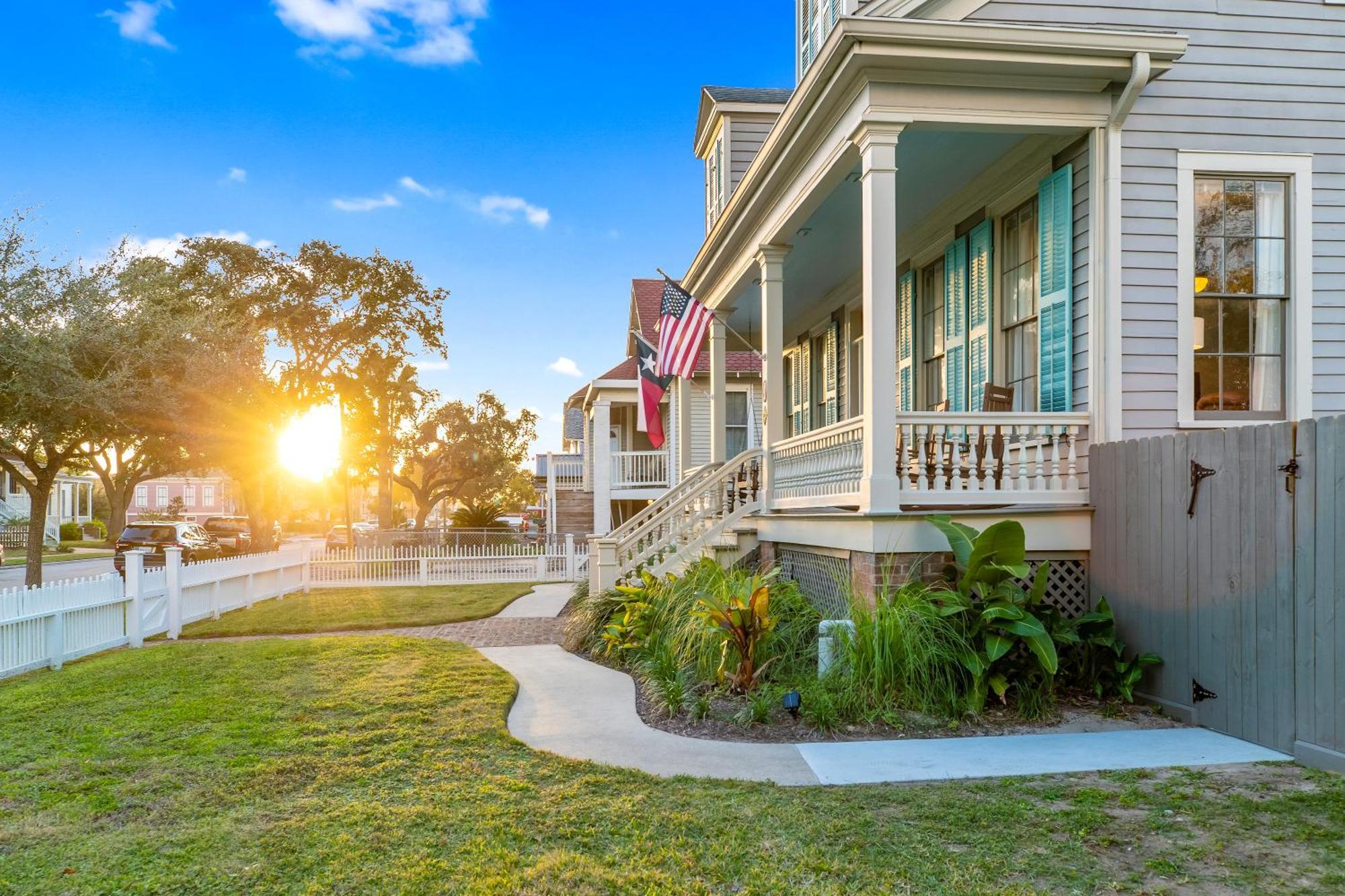 Historic 1871 Coastal Breeze With Heated Pool - Restoring Galveston Villa Luaran gambar